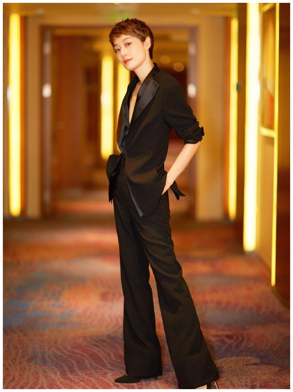 马伊琍事业女性的穿搭标杆,短发搭配黑色西服套装,穿出高级感_发型