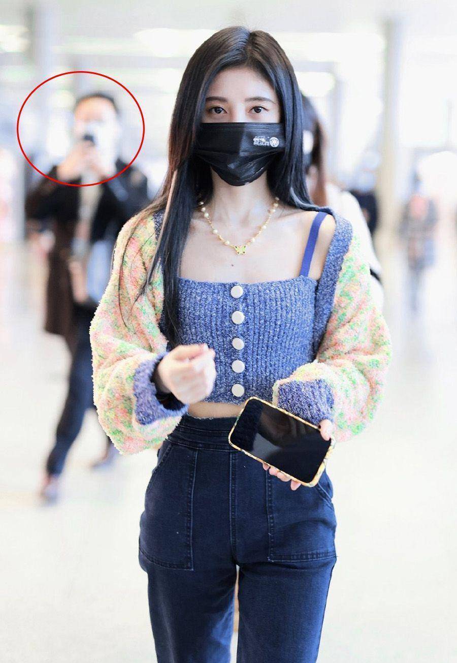 鞠婧祎穿露脐装上街,被中年男子偷拍,这腰围真实存在吗?