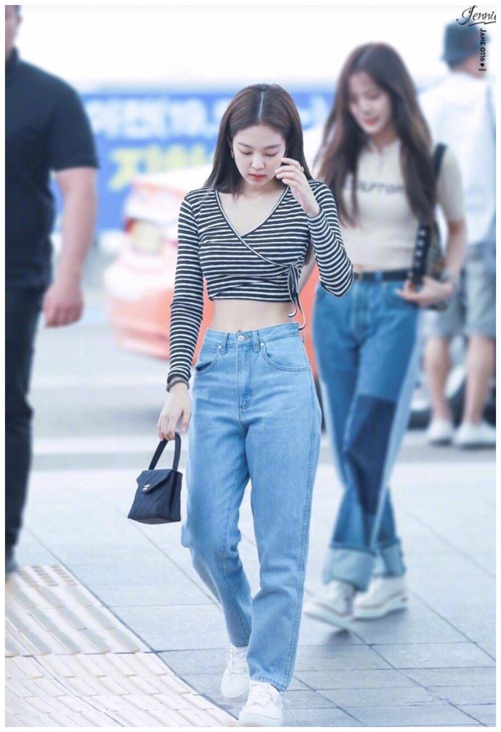 金智妮露脐短袖搭配拖地长裤,凸显"蚂蚁腰"少女感满满!