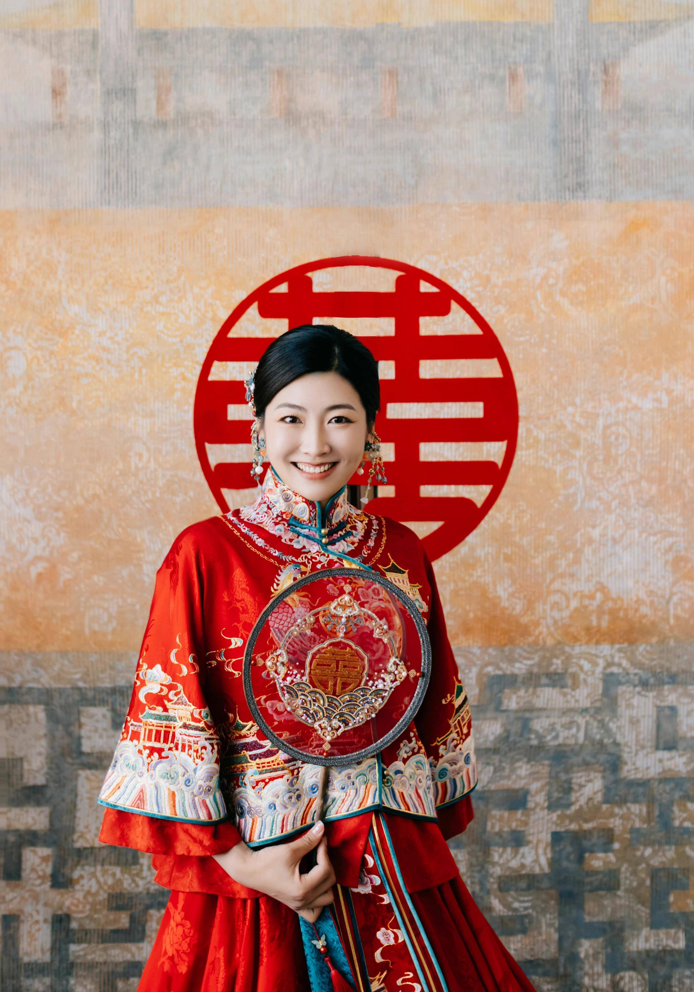 徐梦桃晒与王心迪结婚照穿着中式婚服笑得幸福甜蜜
