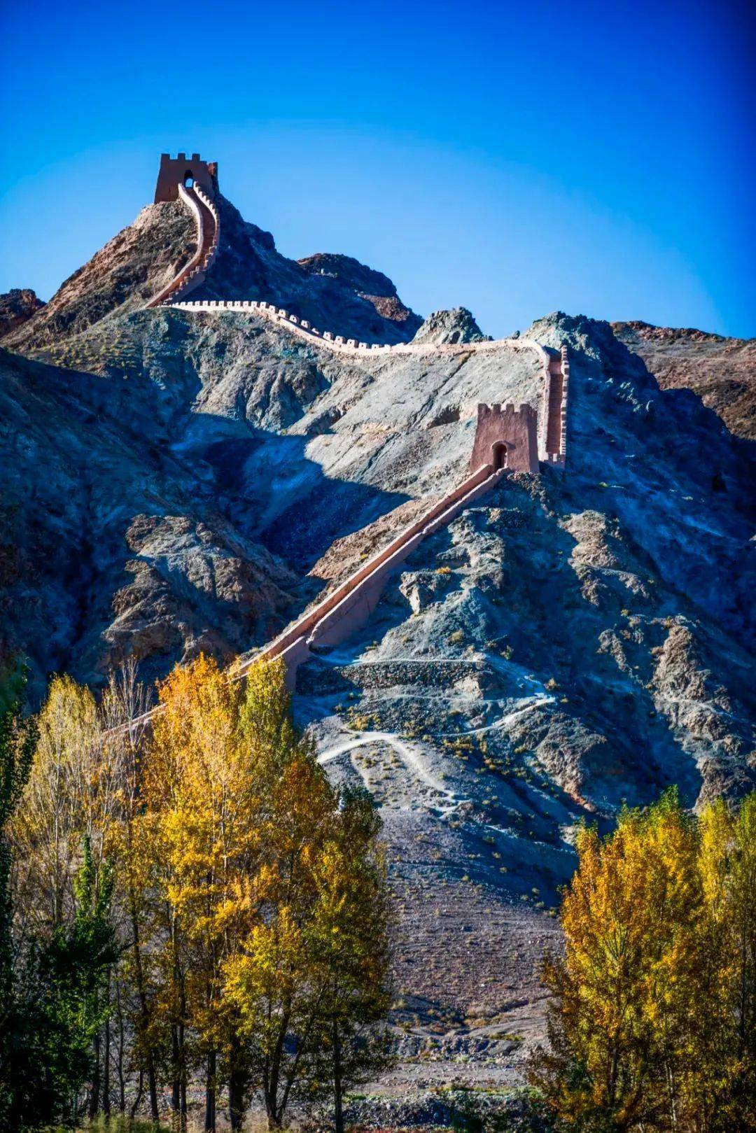 嘉峪关是明代万里长城的最西端,世界上冷兵器时代最重要,最经典的国家