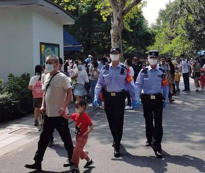 上海动物园迎来大客流，长宁警方多措并举确保有序迎客！