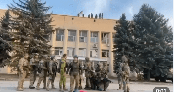 视频画面流出！乌军在顿涅茨克战略要地红利曼展示乌克兰国旗