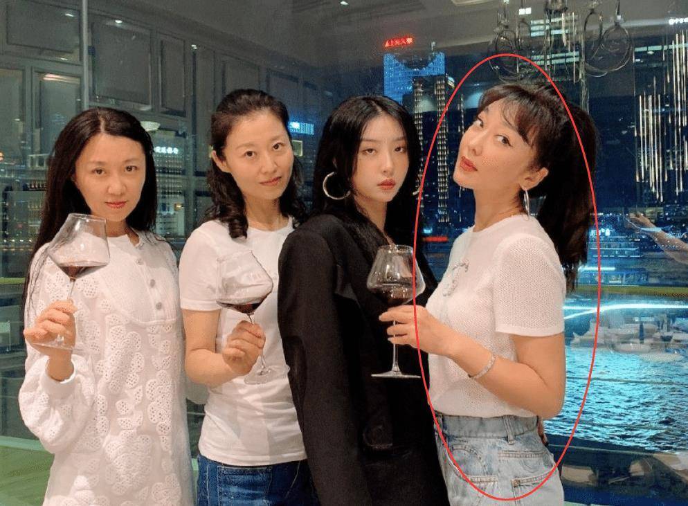 赵小棠晒母女合照,放大截图细看妈妈的颜值,都可以直接出道了!