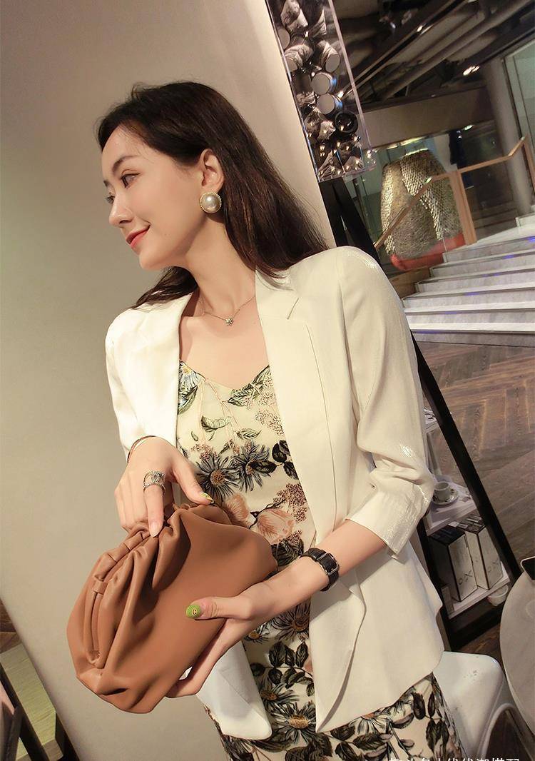 初秋穿"吊带裙 白西服",浪漫唯美女人味十足,休闲通勤两不误_时尚