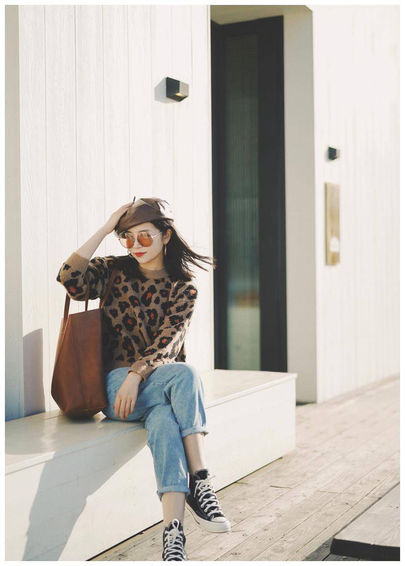 "女神博主"秋季穿搭,用牛仔裤搭配豹纹上衣和贝雷帽,酷炫个性_时尚