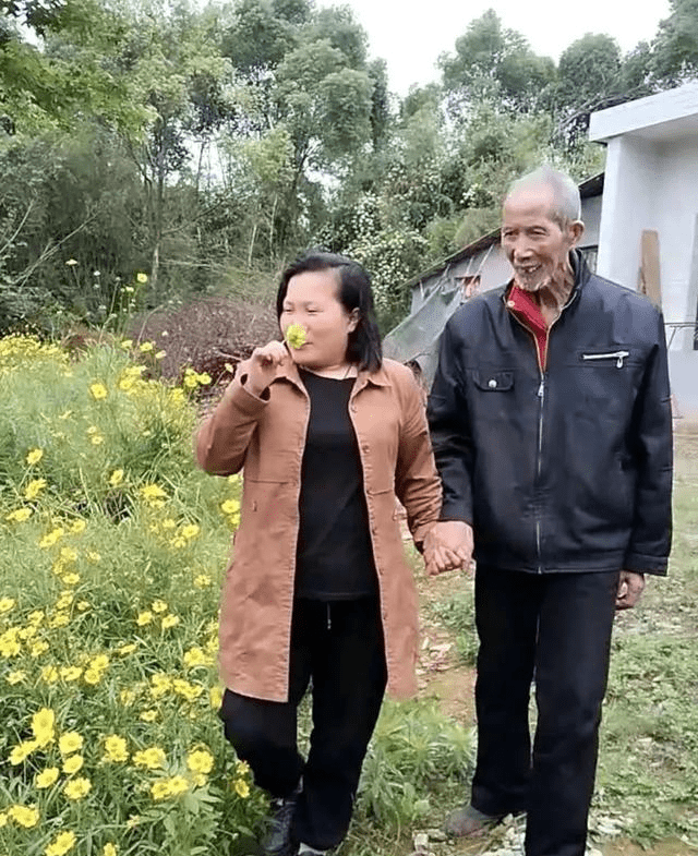 看着张凤什么都不在乎,文长林也慢慢打开心扉,不理会别人的想法,接受