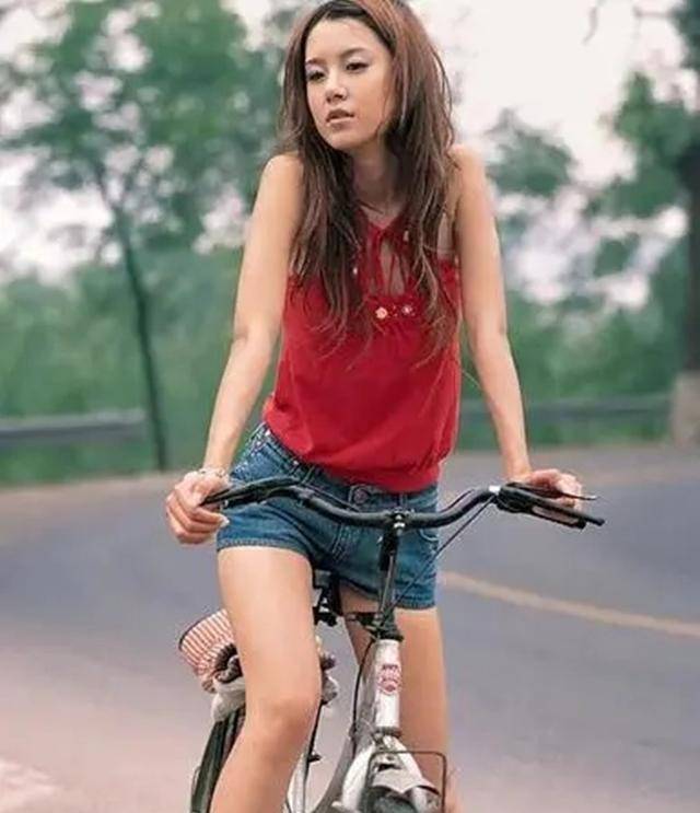 也代表瑞丽杂志参加多场活动和走秀,可以说在瑞丽工作期间,张子萱收获