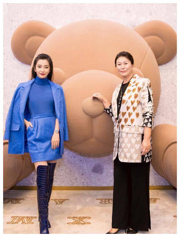 李冰冰现身活动,衣服披在肩上还不够,再把长靴穿上才够有气场!