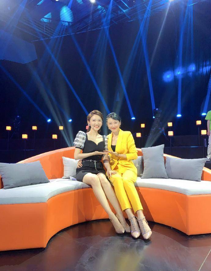 电视主持合影龙洋站c位,穿连衣裙打扮真有气质,难怪能接棒董卿_身材