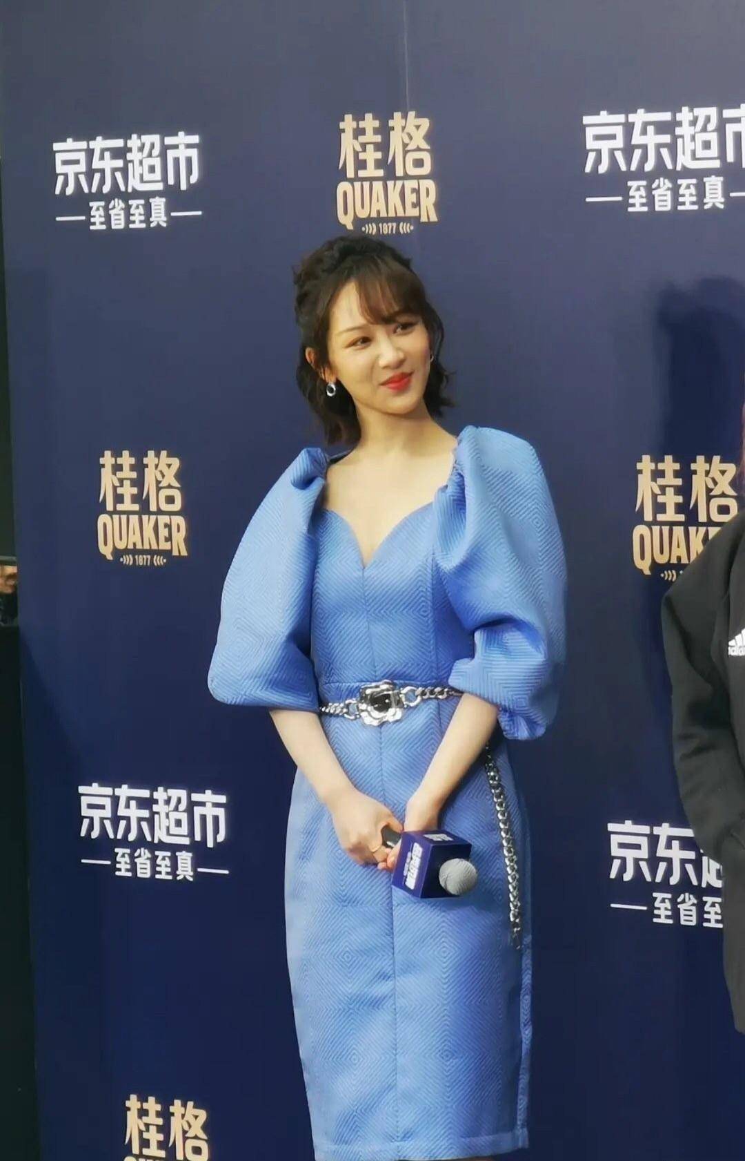 这次在现场的活动中杨紫选择了一条挺阔感明显的连衣裙雾蓝色加上