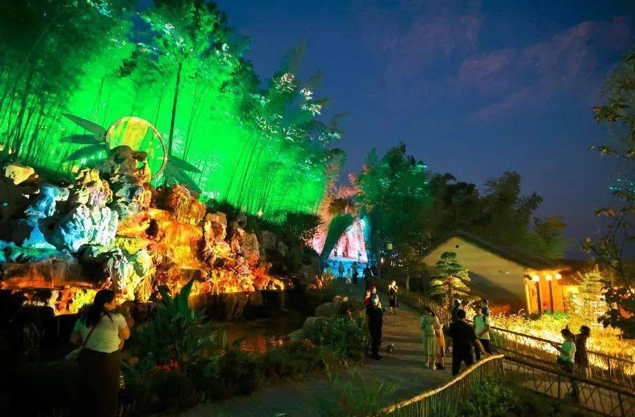 夜晚游客一边欣赏梦幻灯光秀既有灯光璀璨,也有静谧神秘,夜晚的中原竹