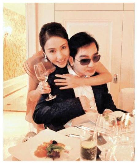 女神黎姿情路弯弯,被众多富豪追求,却为何转身嫁给了残疾人?