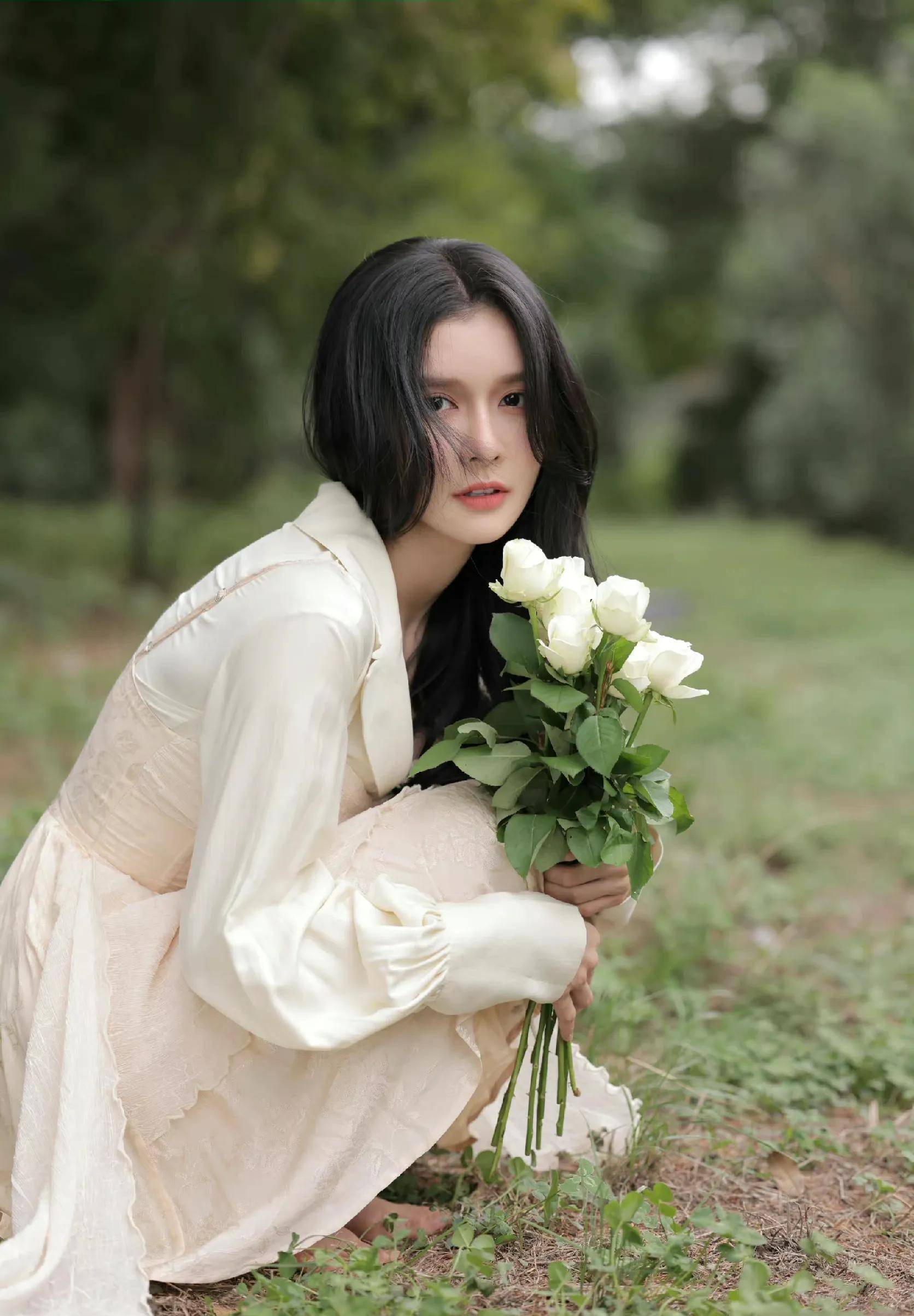 蔡卓宜山野林间白裙捧花写真,纯欲风拉满,氛围感十足_花瓣_清香_鲜花