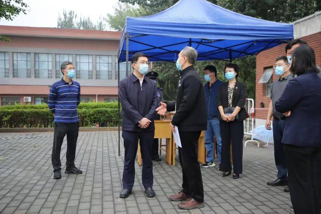 10月3日,县委书记付顺义率队督导检查校园疫情防控工作,副县长陈晓炜