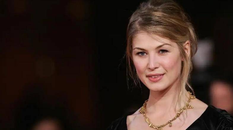 在这样的背景下,很多外国演员也对中国的文化产生了兴趣,甚至专门为