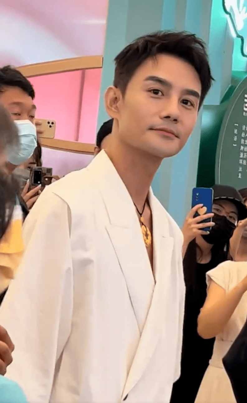 前段时间一直在泰国活动的王嘉尔,疯狂出现在路人的相册中.