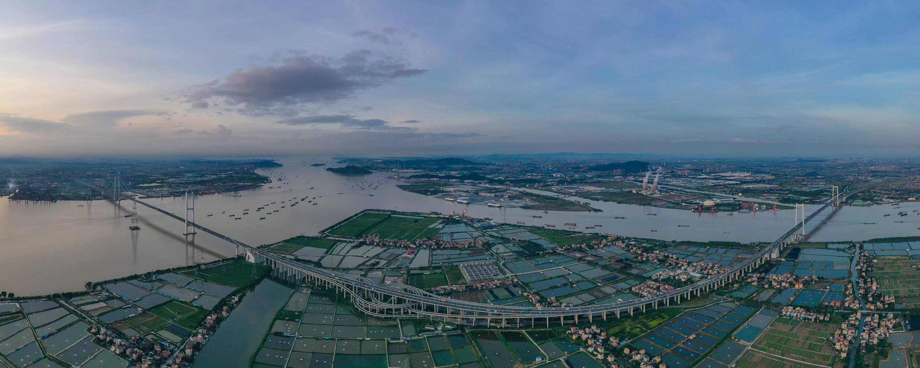 南沙大橋上跨珠江口獅子洋水域,連接廣州市南沙區東涌鎮,番禺區海鷗島