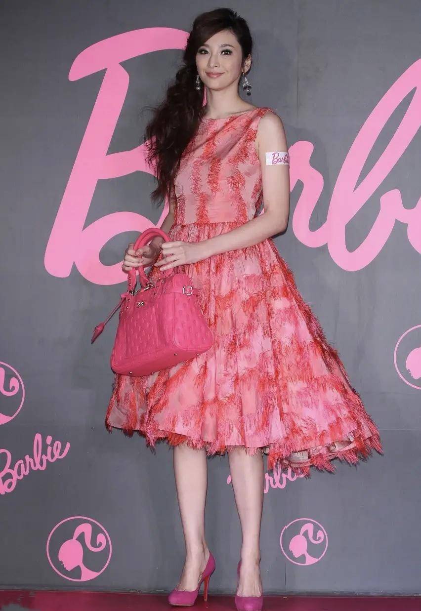 吴佩慈真是豁出去了,穿高时尚长裙秀"小鸟腿",还得用手包挡着