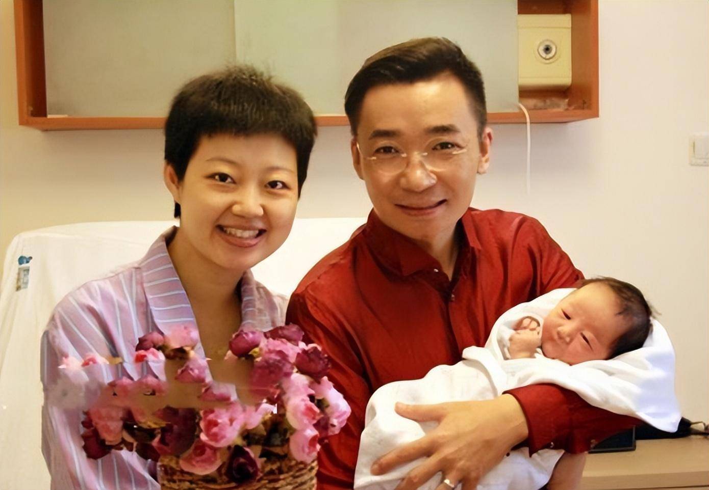 主持人高博:43岁头发已花白,曾被说不如李咏,娶博士妻子很幸福_工作