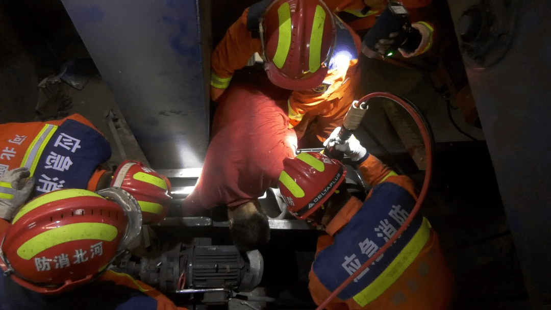 突发!霸州工人清理机器,另一工人突然打开电闸,紧急救人