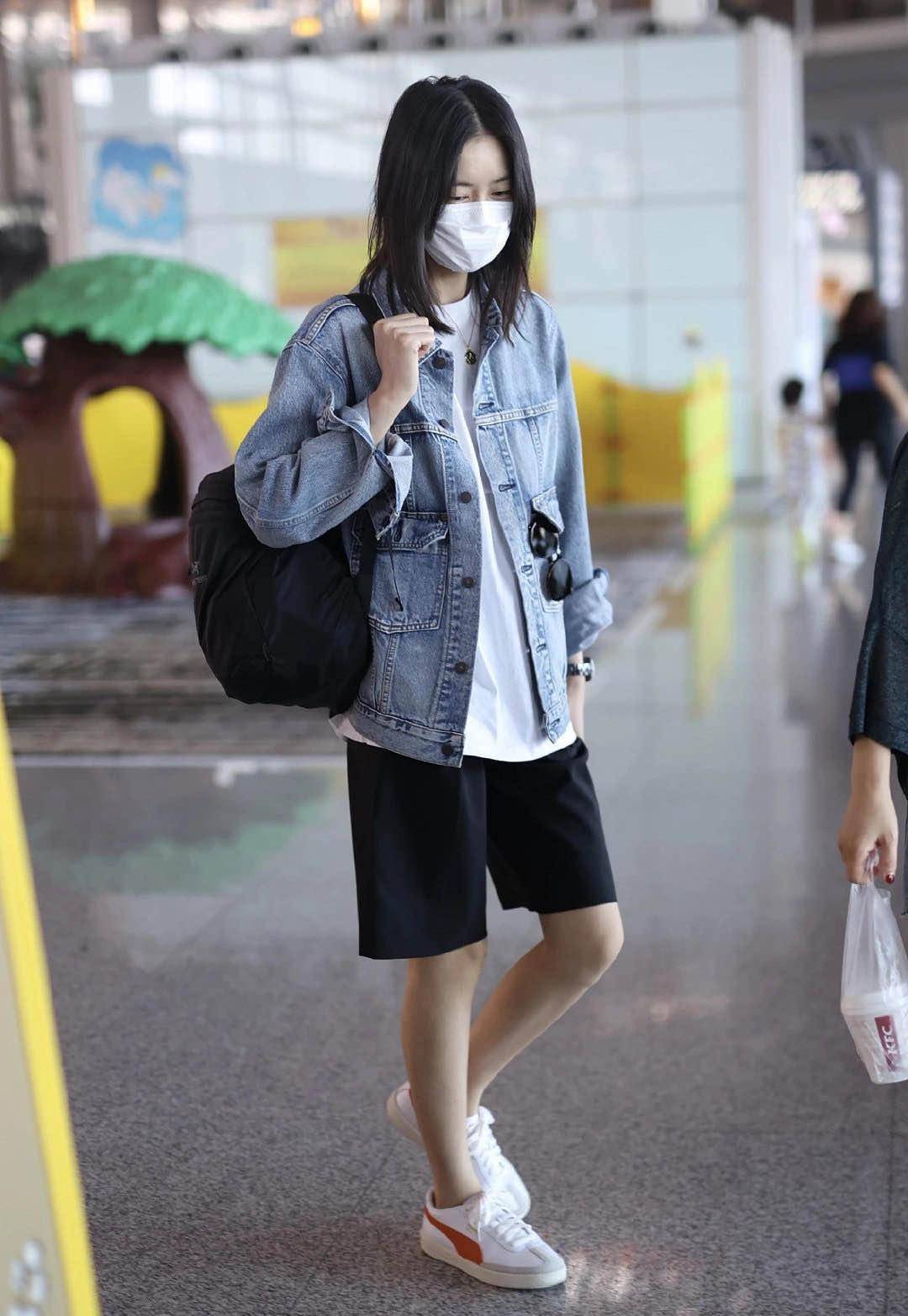 画报中,清爽修身的白内搭搭配设计感牛仔上衣和牛仔