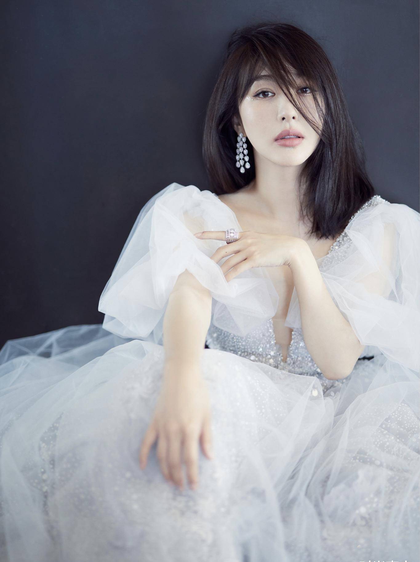 明星流行穿拖鞋?李菲儿大摆礼服配拖鞋,个性俏皮耳坠亮眼