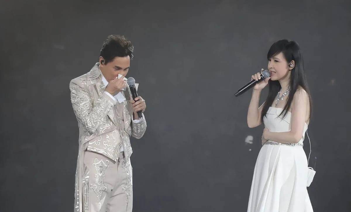 55岁周慧敏与男星亲密拥抱,穿抹胸裙大秀身材,白到发光仍似少女