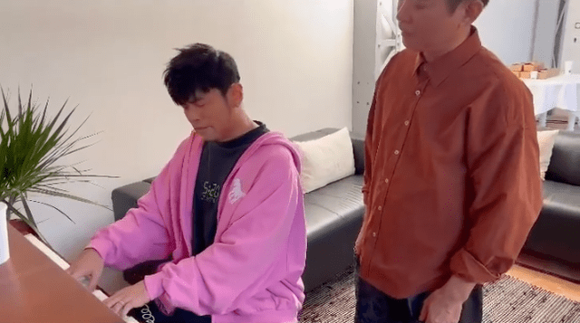 周杰伦穿粉衣与友人相聚惬意十足,在线教学弹钢琴悠扬动听