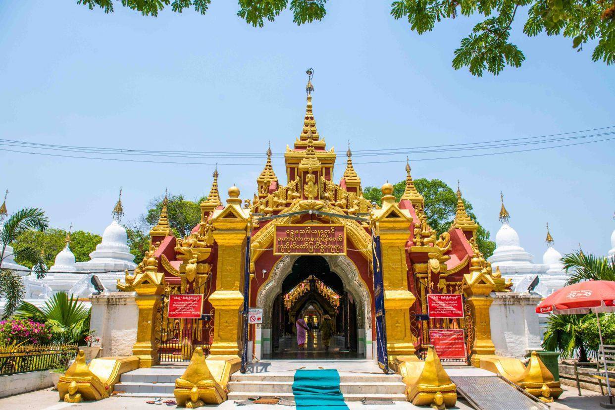 缅甸藏了世界上伟大的书之一，建筑数不胜数，只有白与金的佛塔