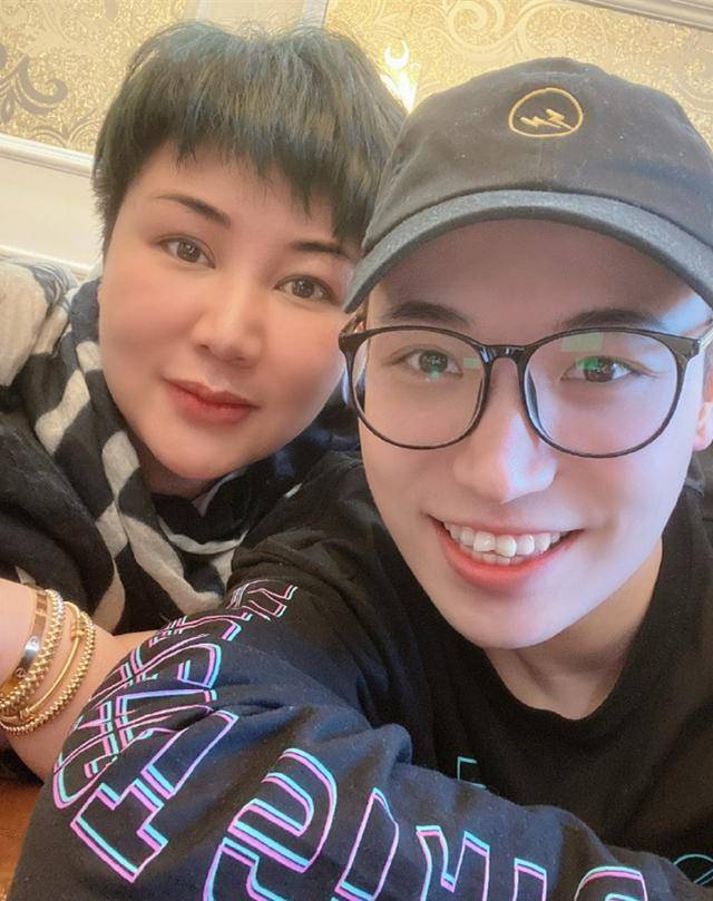 10月3日,德云社郭德纲侄子王九龙在小剧场演出,弟弟董九涵在广德楼"