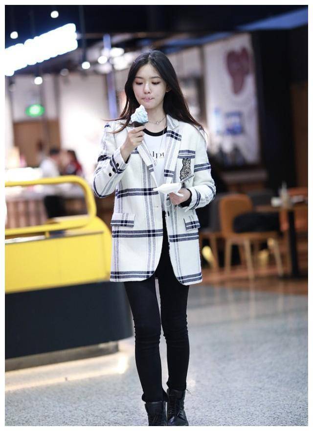 林允穿西装外套走机场,衣服太长遮大腿,根本看不出身高169cm_西服