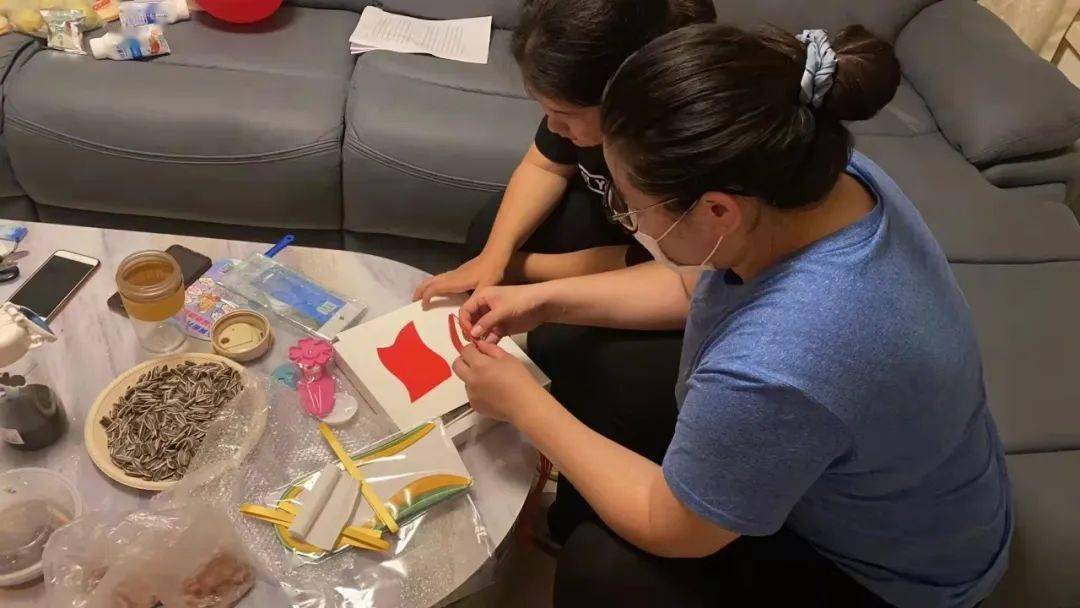 表达着对祖国母亲的祝福.一条条衍纸制作出的五星红旗,花式表白!