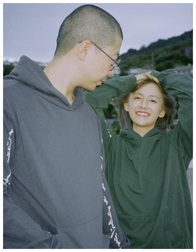 有一种情侣穿搭叫李诞和黑尾酱:"不同的码数,咱俩换着穿更甜"_感觉