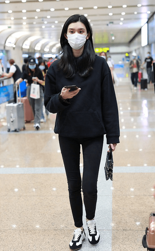 奚梦瑶这才是真超模,穿得随性又休闲,走路还是一副大姐大气场_卫衣