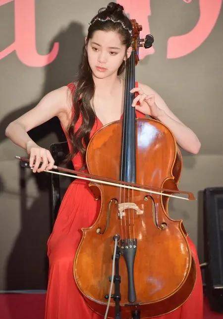 自然清新,甜美娇俏的学霸欧阳娜娜_成功_大提琴_练琴