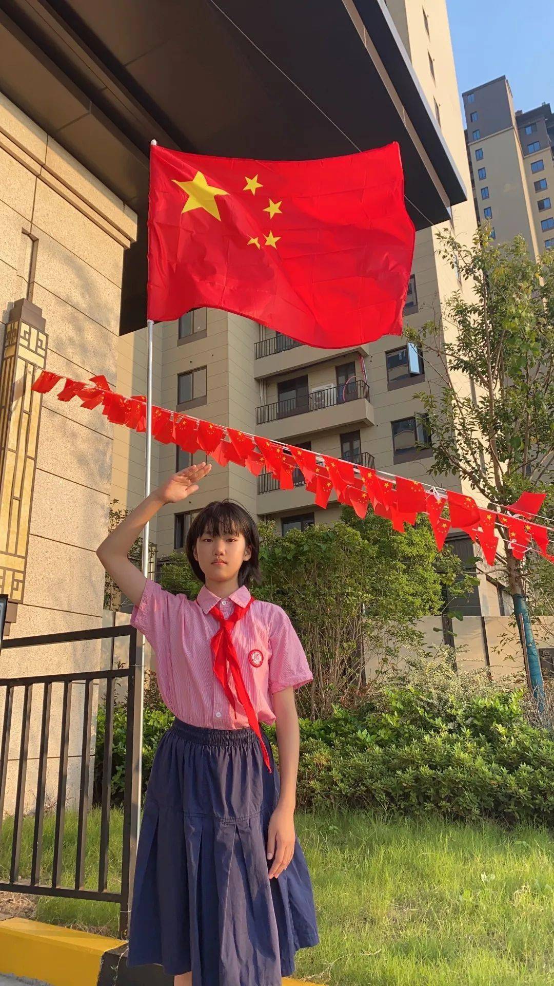 我和国旗合个影满满都是对祖国的爱