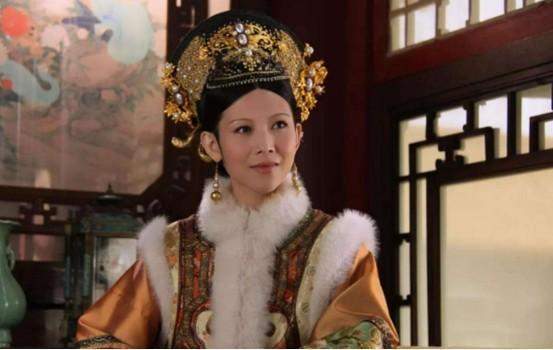 《甄嬛传》中纯元皇后入府时为什么要穿一件妃嫔服制的衣服?