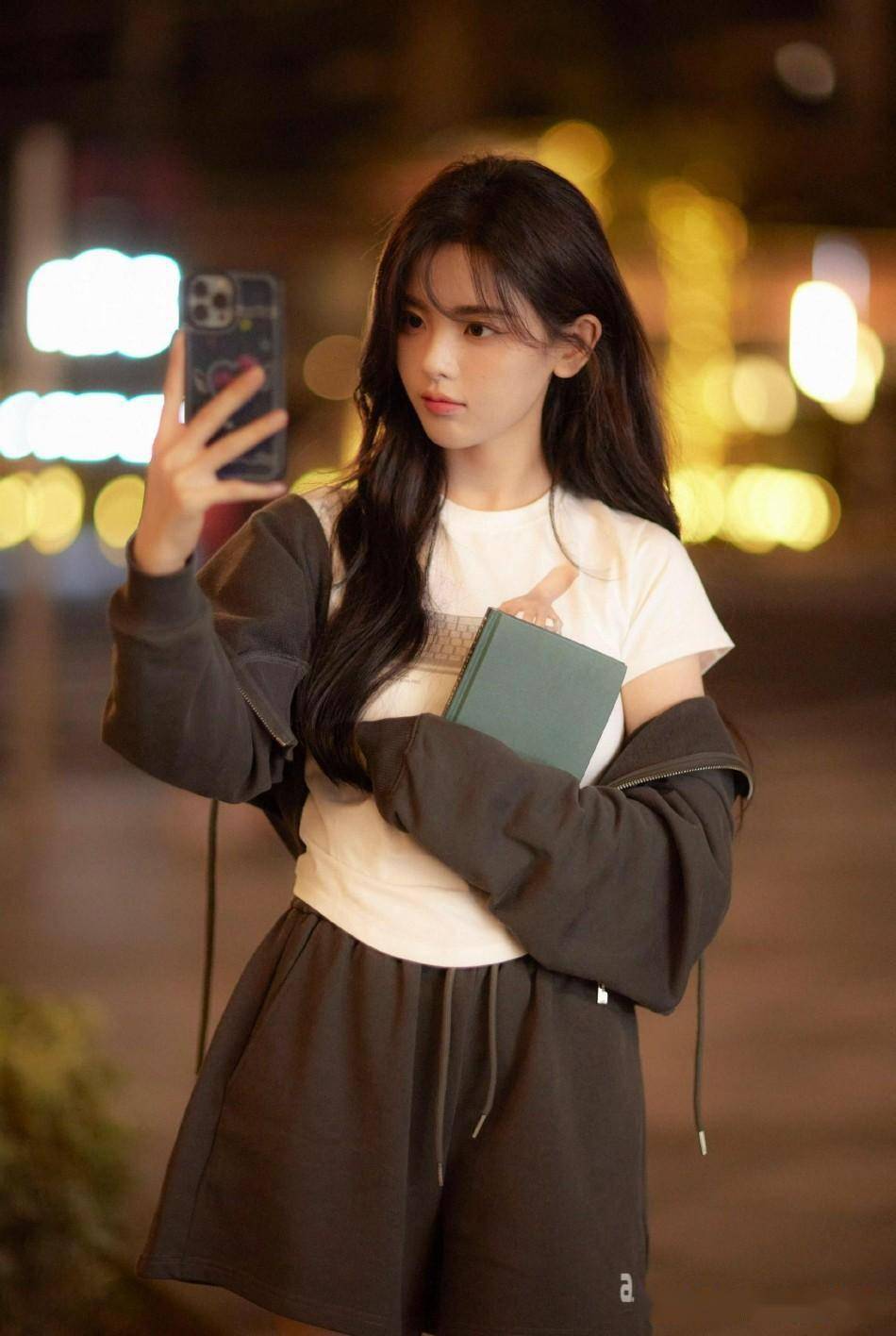 杨超越街头校园风写真温柔灵动 手执书本秋日氛围感满满_长发_照片