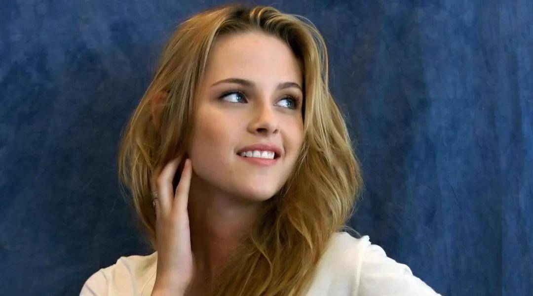 这是女主人公伊莎贝拉·斯旺,她的形象,气质与演技完美地把《暮光之城