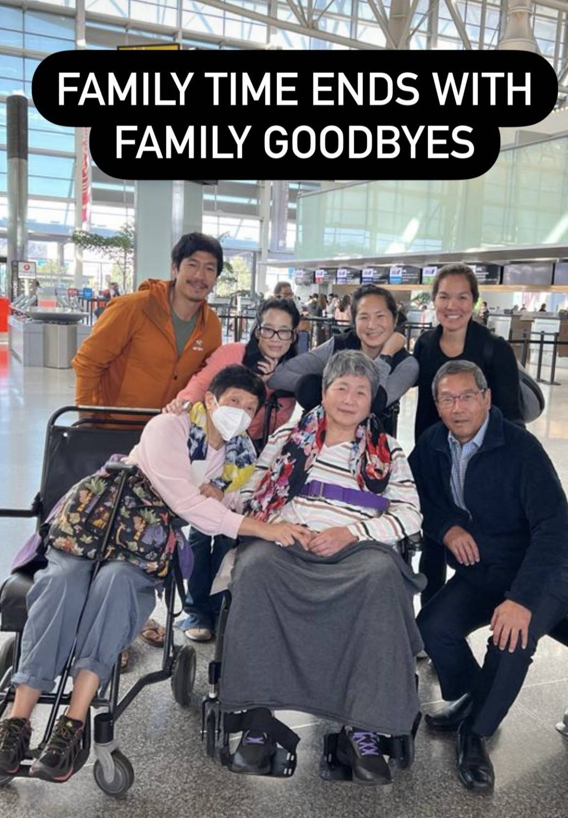 一家人在机场合照,除了儿子在场之外,郑佩佩的另一个女儿也在场