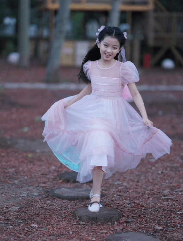 阿拉蕾晒10岁生日照,亭亭玉立堪称等比例长大,和妹妹互动有爱_董力