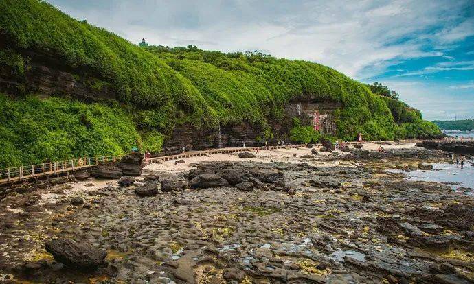 亲眼目睹更多自然奇观~比如:线条肌理分明,立体陡峭的滩边海蚀景观!