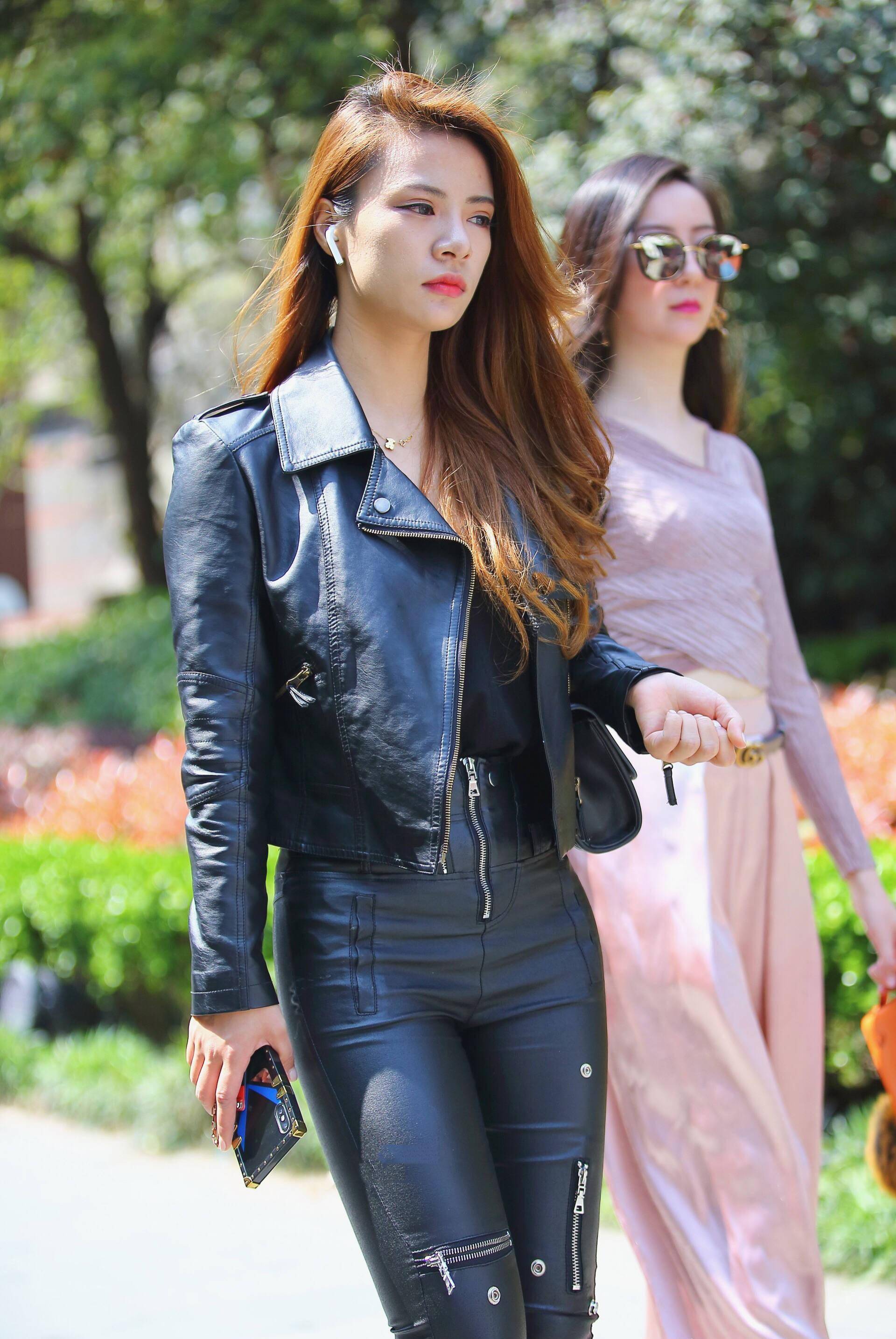 街拍:帅气的皮夹克美女,霸气十足,气场全开_皮衣_黑色_高跟鞋