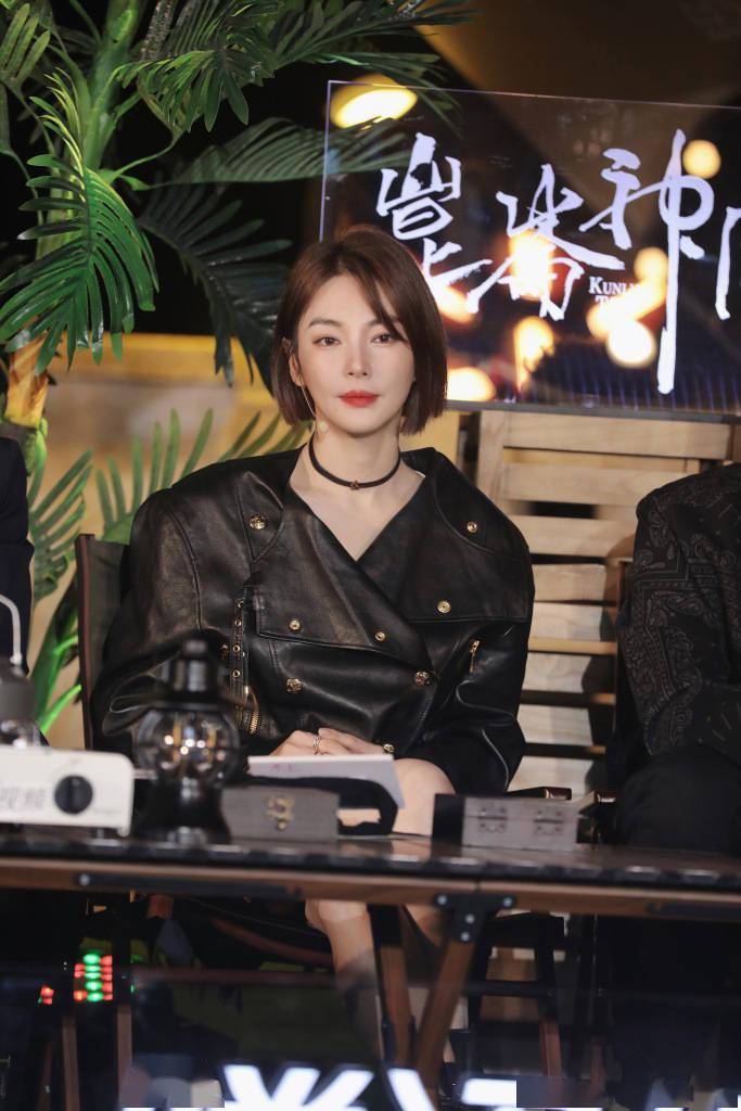 2022年10月6日,张雨绮皮衣造型出席网剧《昆仑神宫》大结局点映礼.