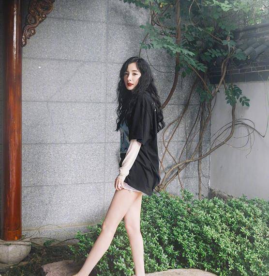 杨幂挑战"裤子失踪"!