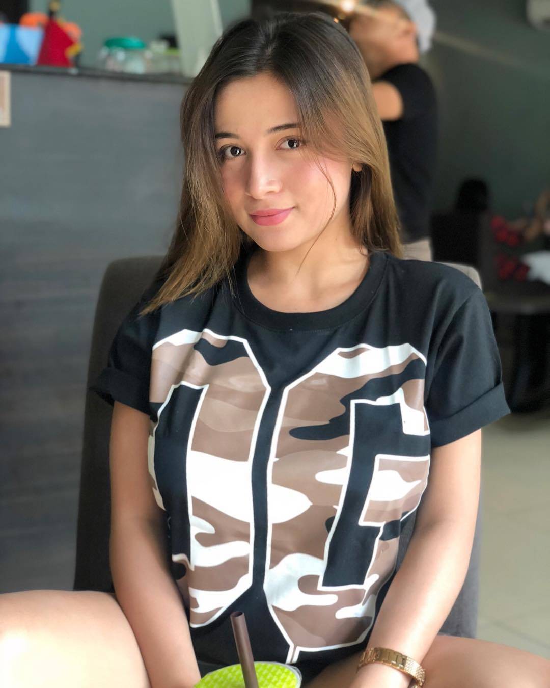 我,菲律宾人,14岁学中文,23岁到公司,嫁给苗族老公,生俩娃_奶奶_时候