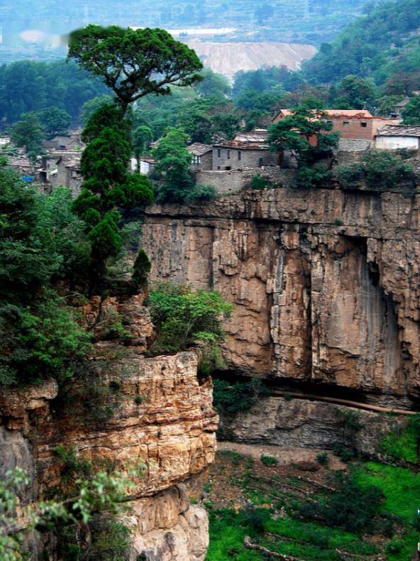 太行深处悬崖上的古村落—虹霓,烟雾缭绕犹如天上宫阙_古道_峡谷_房屋