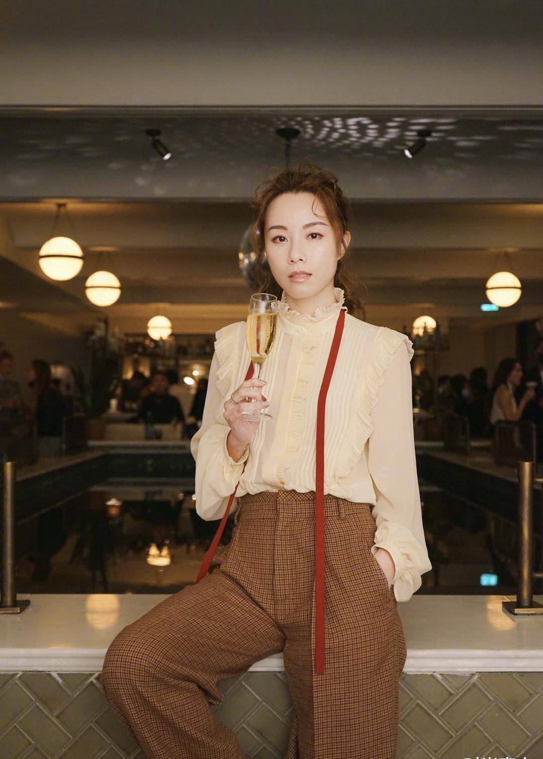 香港女星邓丽欣穿风衣好飒,棕色高跟鞋气质满满,秀港风穿搭_颜色_质感