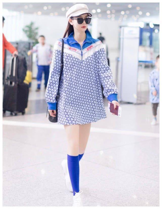 戚薇真的太让人羡慕了,穿上"无痕袜",双腿还没有我的手臂粗_穿着_蓝色